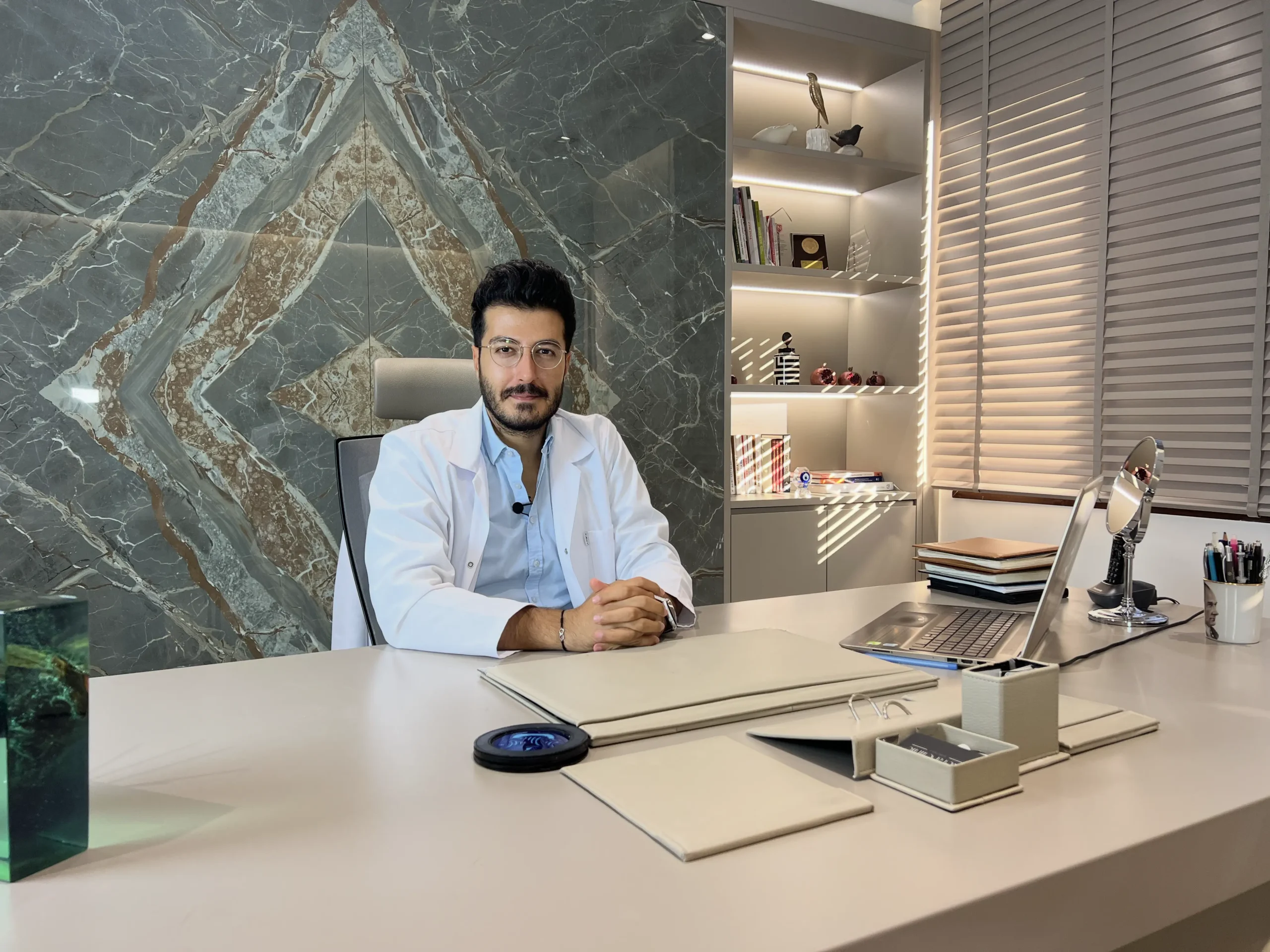 Dr. Mehmet Doğruer, saç ekimi uygulaması